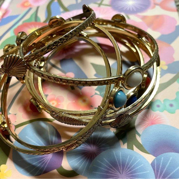 Goldtone Lilly Pulitzer bangle bracelet set 8 bangles shells fish - Picture 4 of 10